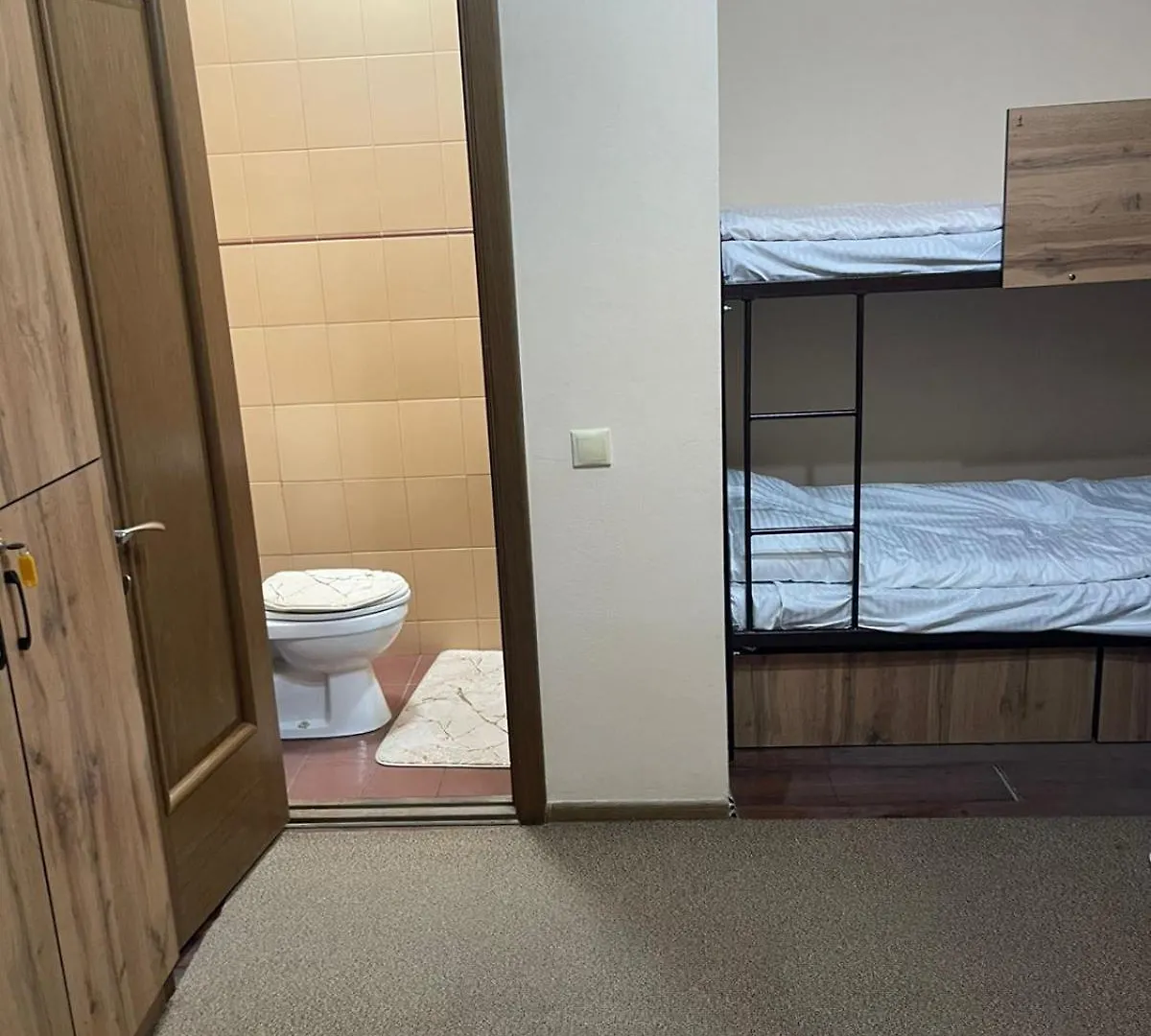 Hostel 9 Αλμάτι 0*,